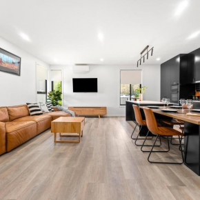 Lake Ocean Retreat Marks Point
